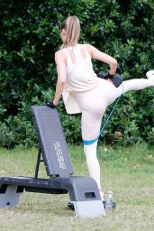 Chloe Sims - Works Out With Her Personal Trainer 07/07/2020