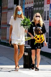 Elsa Hosk With a Bouquet of Sunflowers in NYC 07/27/2020