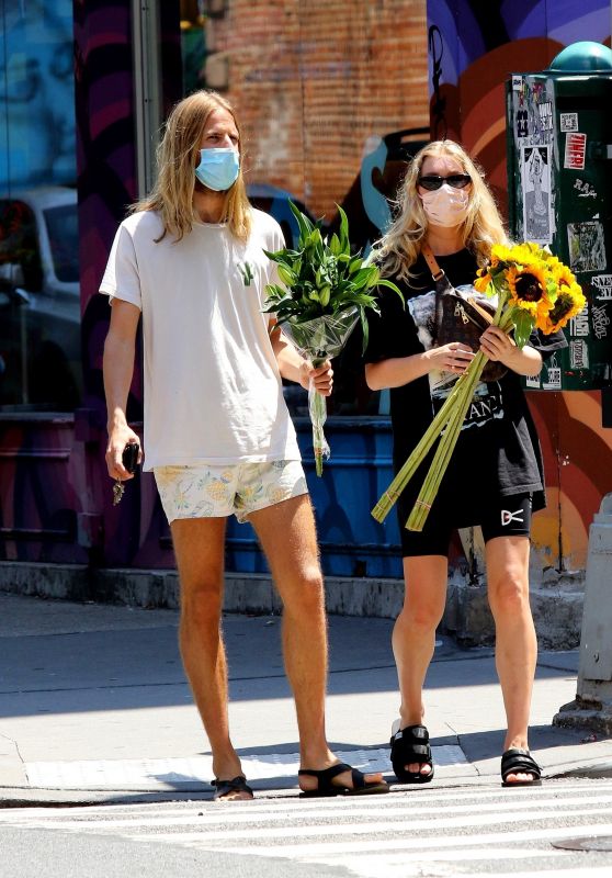 Elsa Hosk With a Bouquet of Sunflowers in NYC 07/27/2020
