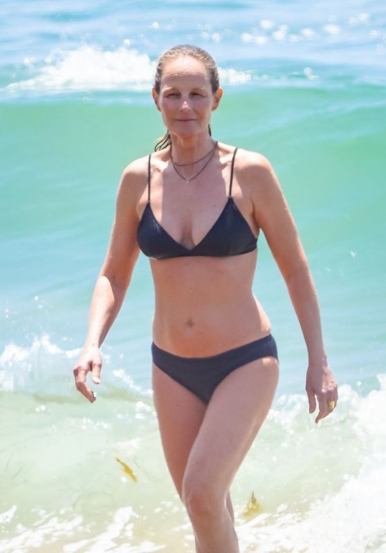 Helen Hunt in a Bikini - Malibu 07/09/2020
