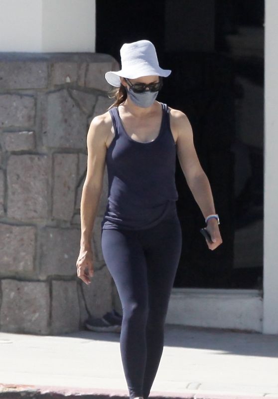 Jennifer Garner in a Skin Tight Outfit - Pacific Palisades 07/18/2020