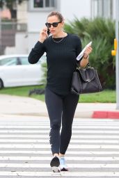Jennifer Garner - Talks on the Phone in LA 07/12/2020