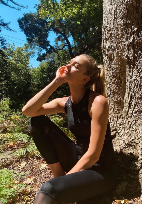 Karlie Kloss Outfit - Instagram 07/23/2020