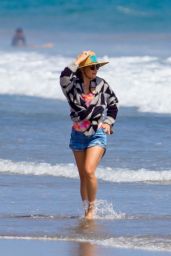 Kate Hudson on the Beach in Malibu 06/26/2020
