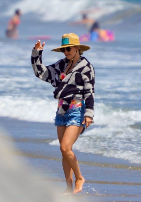 Kate Hudson on the Beach in Malibu 06/26/2020