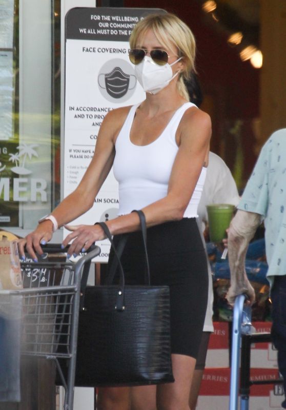 Kimberly Stewart - Shopping at Bristol Farms in Beverly Hills 07/13/2020