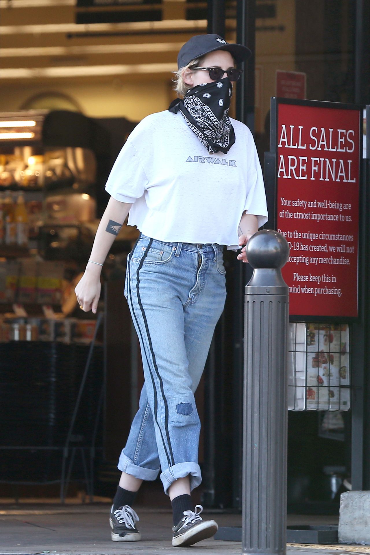 Kristen Stewart - Out With Frieds in Los Angeles 07/27/2019 • CelebMafia