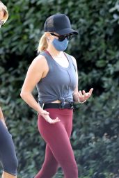Reese Witherspoon in Leggings - Santa Monica 07/09/2020