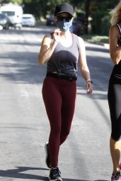 Reese Witherspoon in Leggings - Santa Monica 07/09/2020