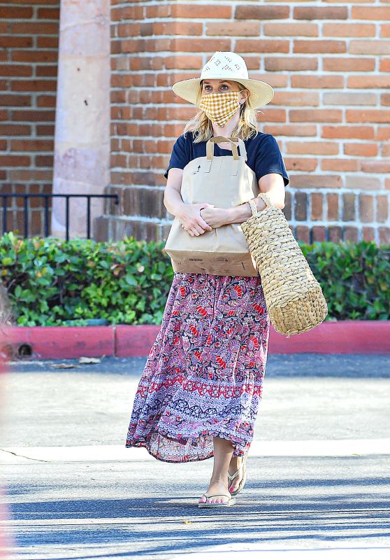 Reese Witherspoon - Shopping in Malibu 07/19/2020