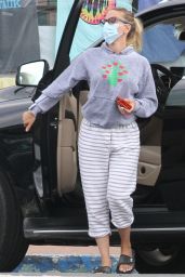 Scarlett Johansson in Casual Outfit  - Hamptons 07/22/2020