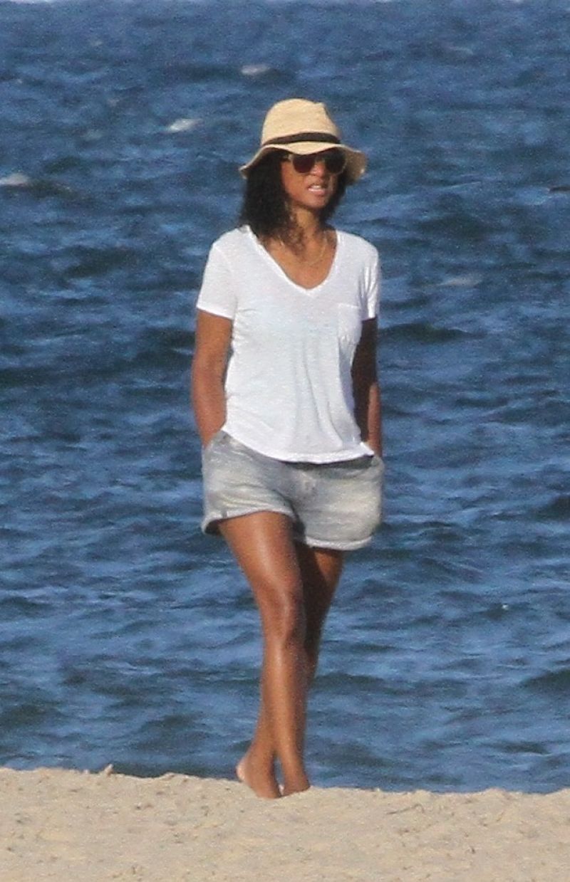 solange-knowles-at-the-beach-in-the-hamptons-07-16-2020-9.jpg