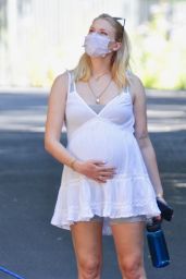 Sophie Turner Shows Off Her Growing Baby Bump - Encino 07/02/2020