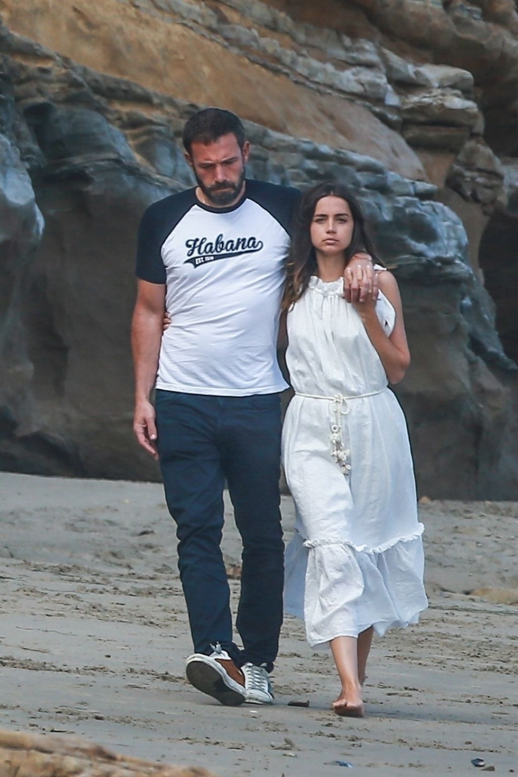 ana-de-armas-and-ben-affleck-beach-in-malibu-08-03-2020-9.jpg