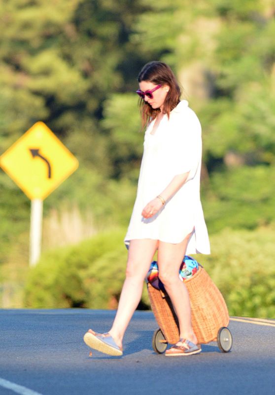 Anne Hathaway - Heading to the Beach in Connecticut 07/30/2020
