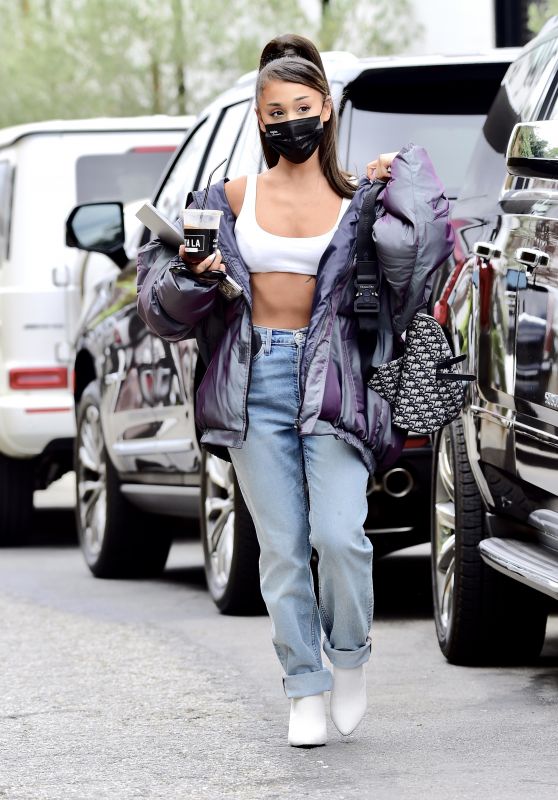 Ariana Grande - Arriving at an Los Angeles Recording Studio 08/06/2020