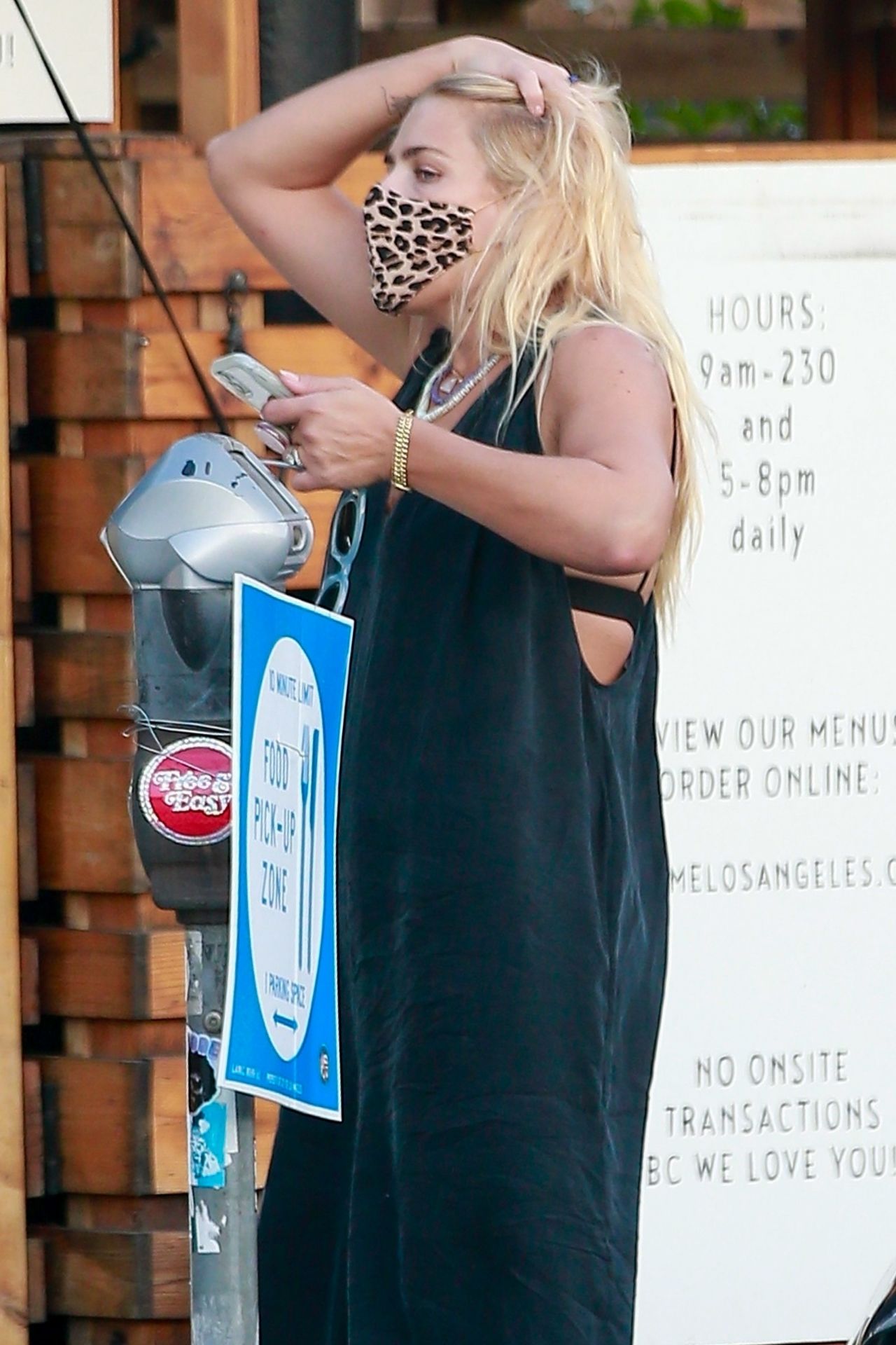 Busy Philipps spotted out wearing a blue dress and carrying a matching blue Céline  Trio bag Featuring: Busy Philipps Where: Los Angeles, California, United  States When: 29 May 2015 C Stock Photo - Alamy