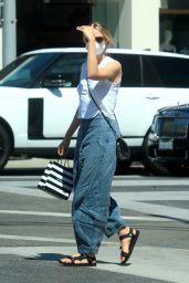 Carey Mulligan in Casual Outfit - Beverly Hills 08/13/2020