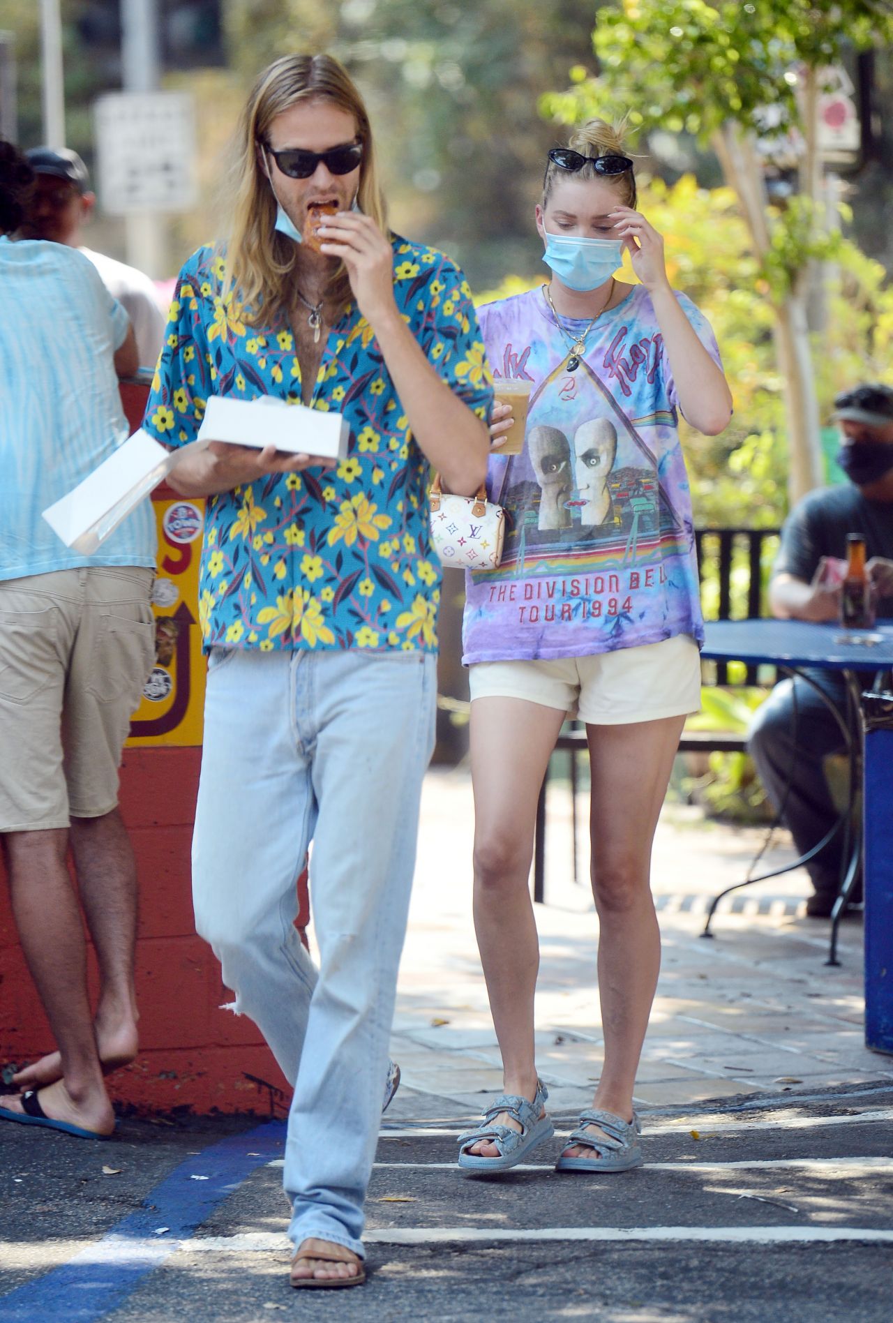 elsa-hosk-out-for-breakfast-in-la-08-25-2020-5.jpg