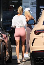 Hailey Bieber - Grab Juice Drinks From Earth Bar in West Hollywood 08/18/2020