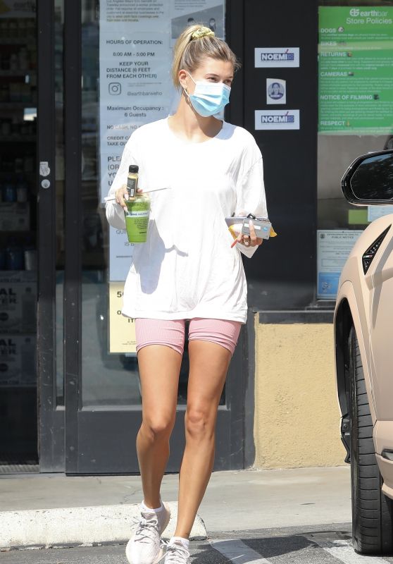 Hailey Bieber - Grab Juice Drinks From Earth Bar in West Hollywood 08/18/2020