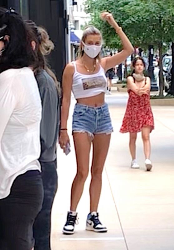 Hailey Bieber -Shopping at Aritzia in Downtown Chicago 07/31/2020