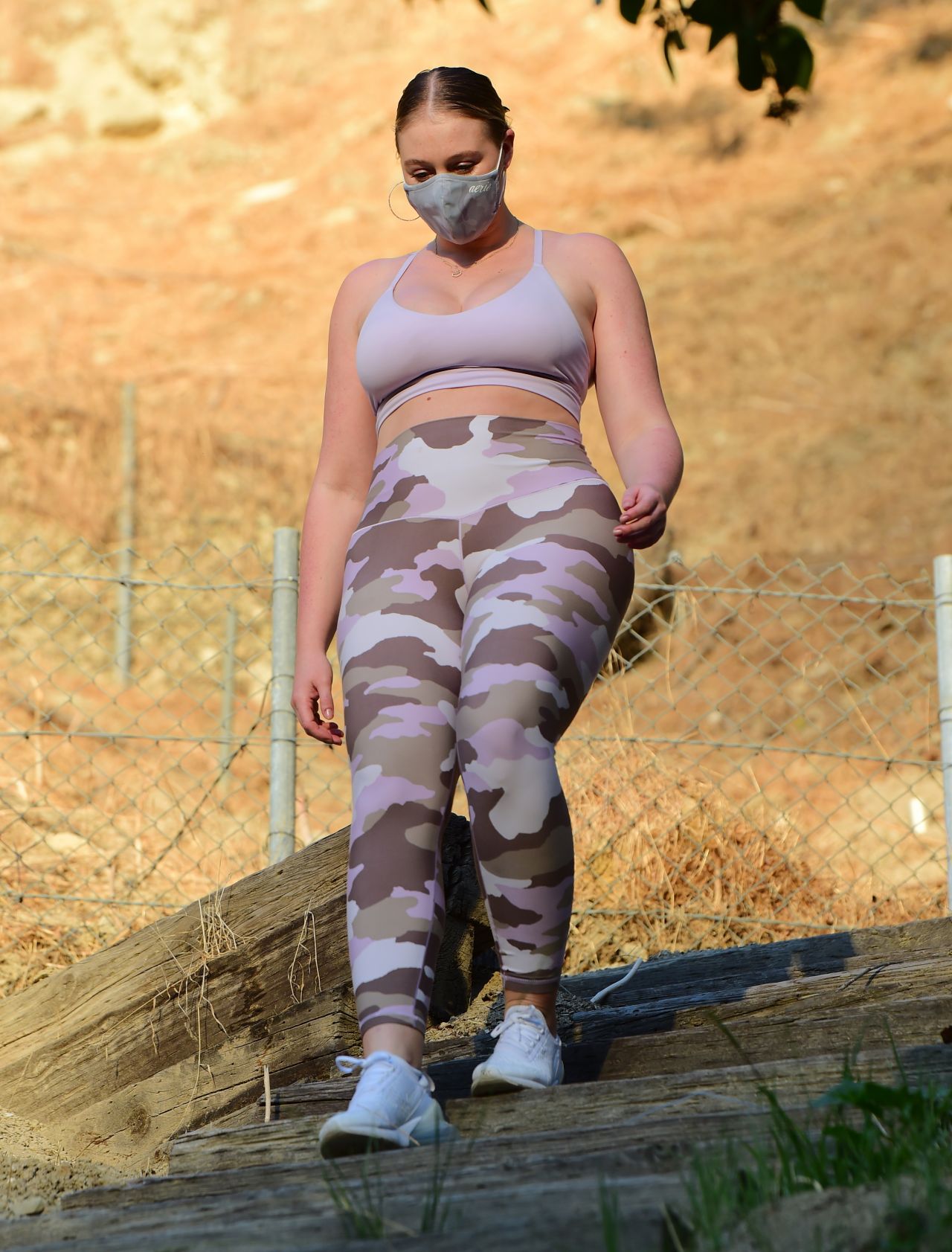 iskra-lawrence-hike-in-los-angeles-08-30-2020-12.jpg