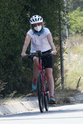Isla Fisher - Riding Her Bike in Los Angeles 08/04/2020