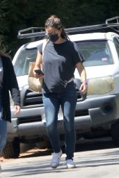 Jennifer Garner in Casual Outfit - Run Errands in Brentwood 08/26/2020