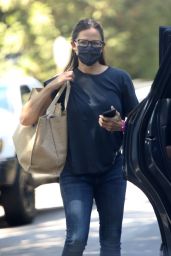 Jennifer Garner in Casual Outfit - Run Errands in Brentwood 08/26/2020
