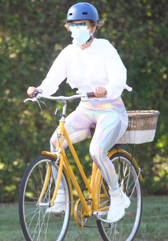 Jennifer Lopez - Out on a Bike Ride Around the Hamptons 08/01/2020