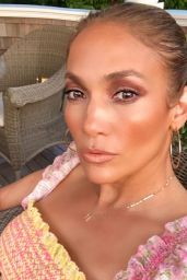 Jennifer Lopez Outfit - Instagram 08/23/2020