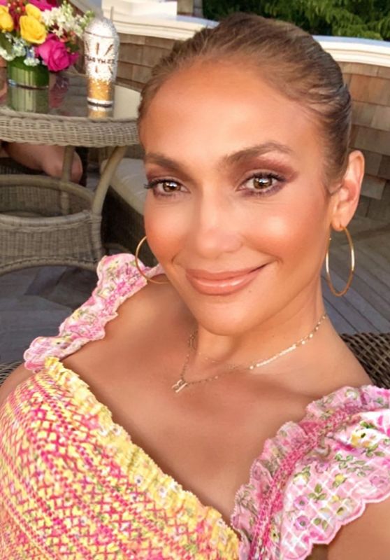 Jennifer Lopez Outfit - Instagram 08/23/2020