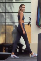 Alo Yoga Airlift Intrigue Bra In Espresso worn by Kaia Gerber in Los  Angeles on August 10, 2023