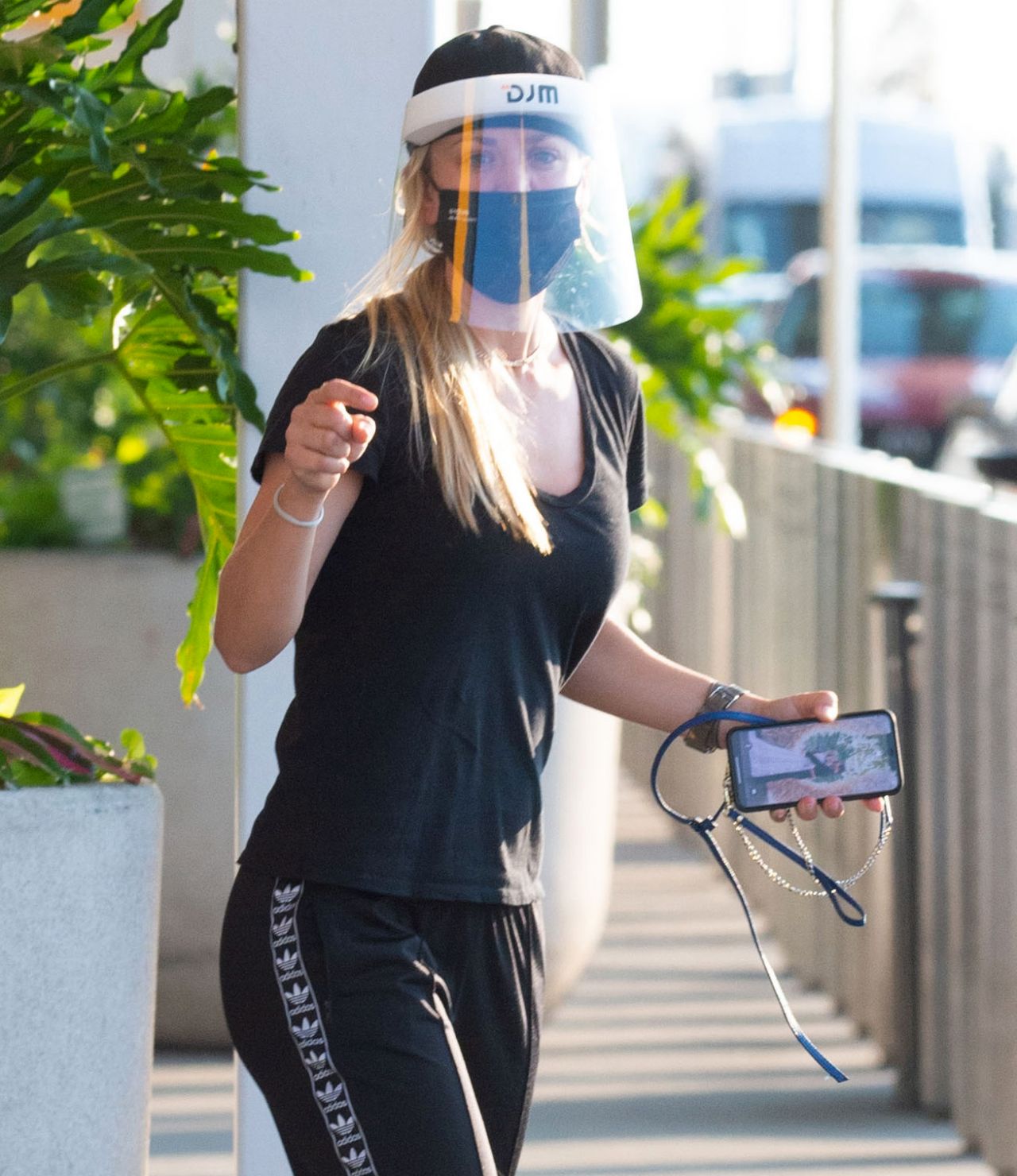 Kaley Cuoco in Travel Outfit - JFK Airport in NYC 08/10/2020 • CelebMafia