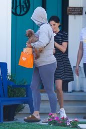 Katy Perry With Her Puppy Running Errand in LA 08/11/2020