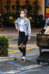 Kristen Stewart and Dylan Meyer - Shopping at the Ralphs Supermarket in Malibu 08/27/2020