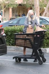 Kristen Stewart and Dylan Meyer - Shopping at the Ralphs Supermarket in Malibu 08/27/2020