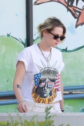 Kristen Stewart Street Style - Los Feliz 08/30/2020