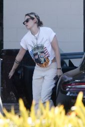 Kristen Stewart Street Style - Los Feliz 08/30/2020