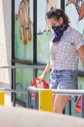 Kristen Stewart Street Style - Shopping in Los Feliz 08/24/2020