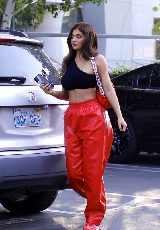 Kylie Jenner - Leaving a Photoshoot in LA 08/11/2020 • CelebMafia