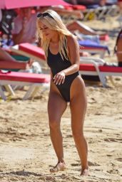 Lottie Tomlinson in a Swimsuit in Barbados, January 2020