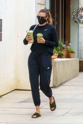 Maria Sharapova - Getting Drinks in Manhattan Beach in LA 08/04/2020