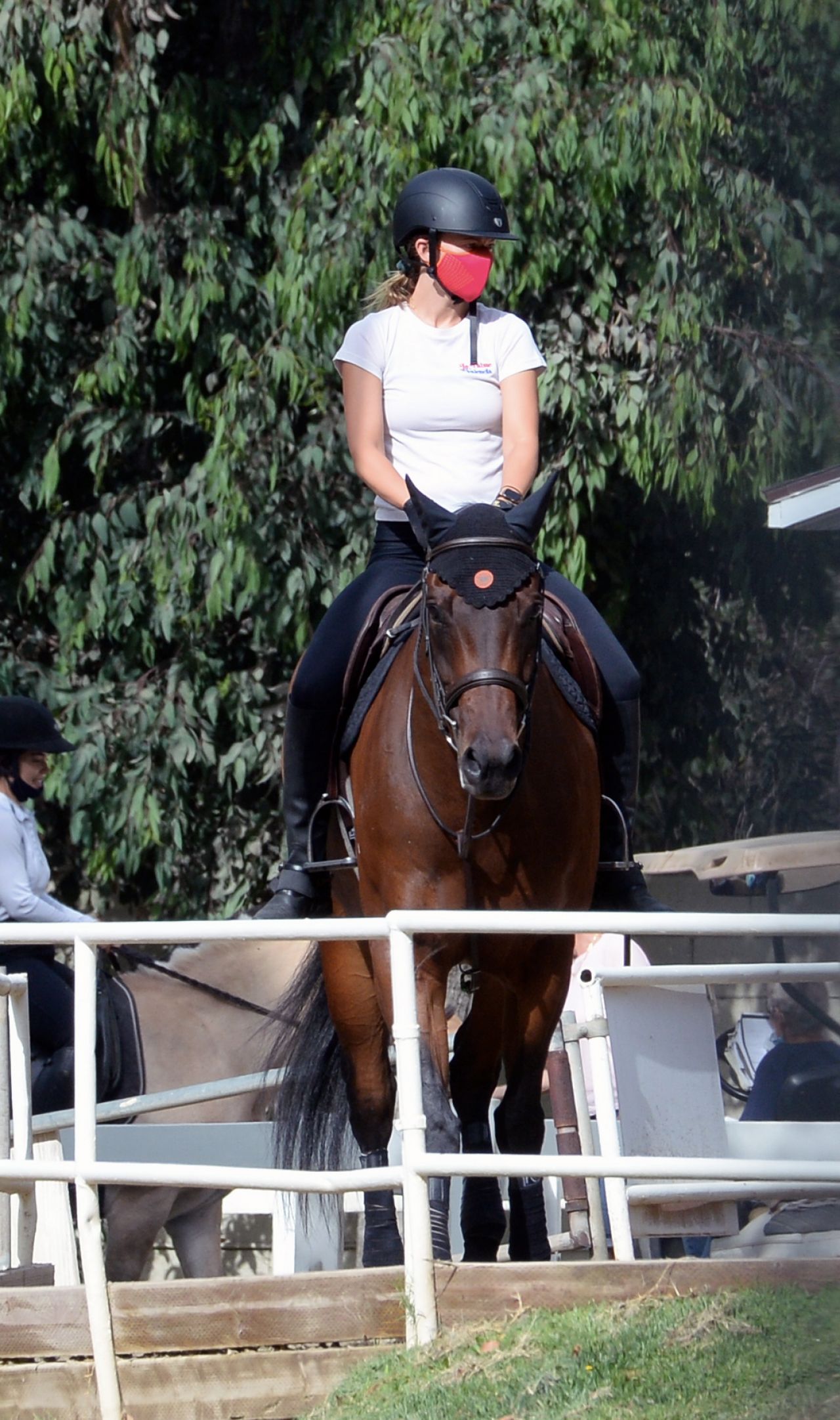 olivia-wilde-horseback-riding-in-la-08-20-2020-4.jpg