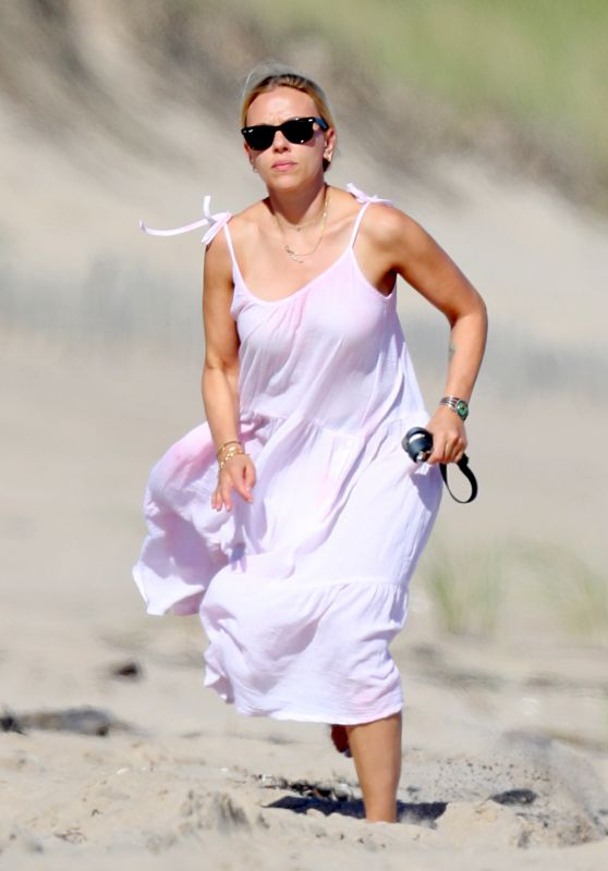 Scarlett Johansson - Beach in the Hamptons 08/20/2020