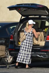 Scarlett Johansson - Shopping in the Hamptons 08/26/2020