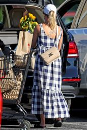 Scarlett Johansson - Shopping in the Hamptons 08/26/2020
