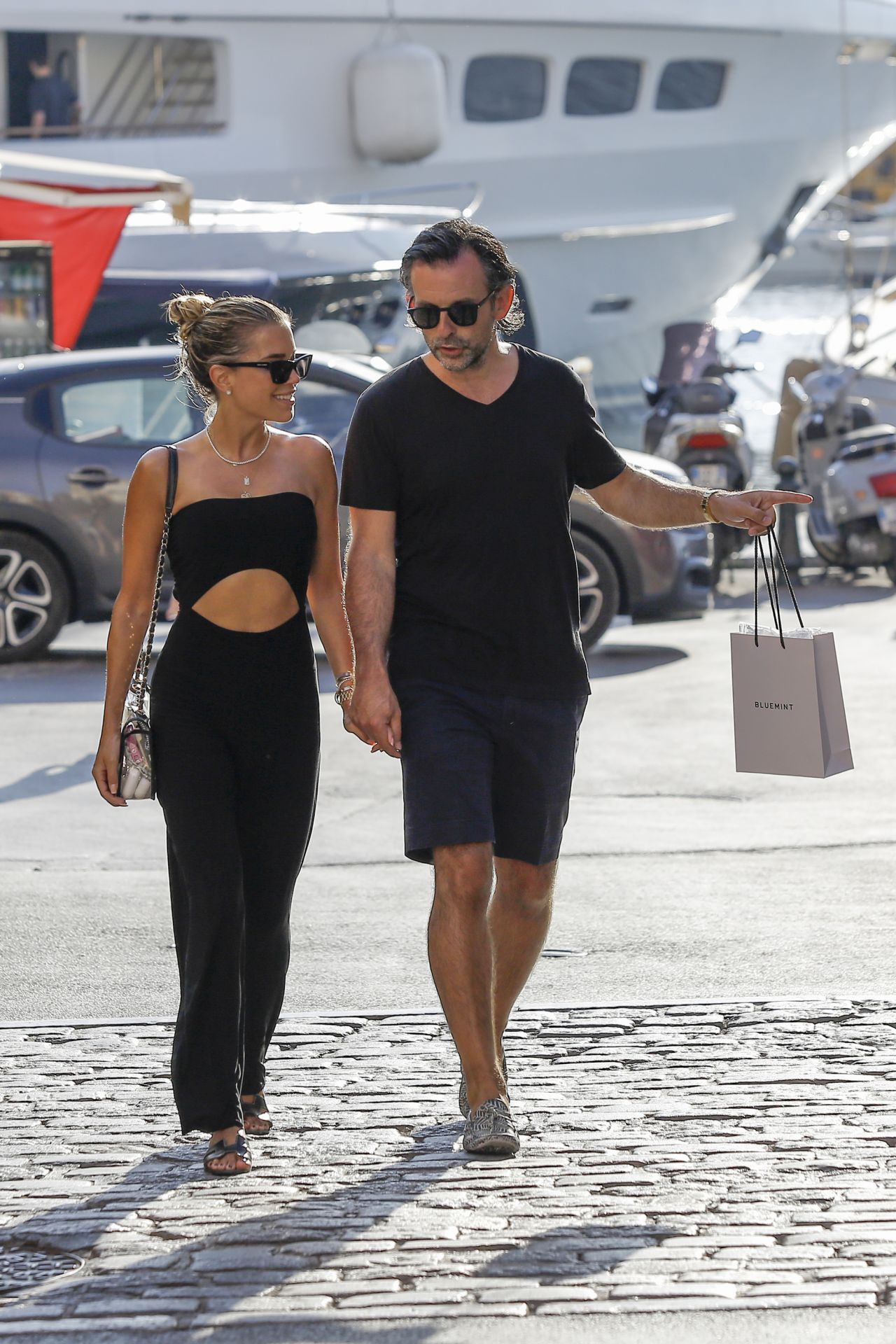 Sylvie Meis - Shopping in Saint-Tropez 08/03/2020 • CelebMafia