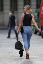 Vogue Williams Street Style - London 08/22/2020